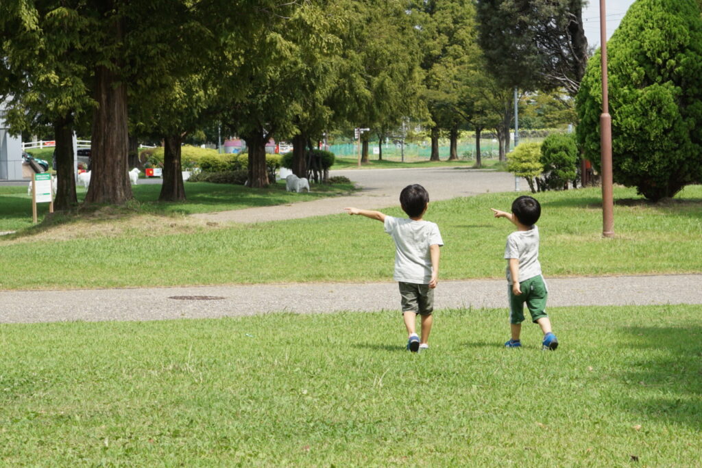 公園で子ども同士仲良く遊ぶ様子