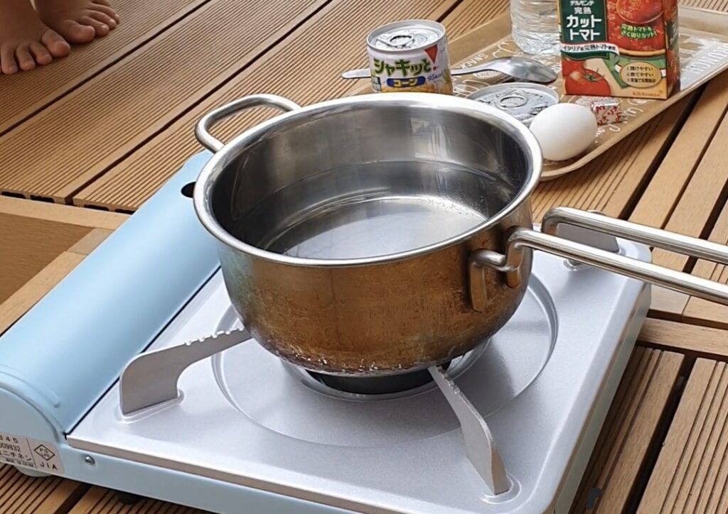 カセットコンロに鍋を乗せ、お水を入れて沸かし始めます