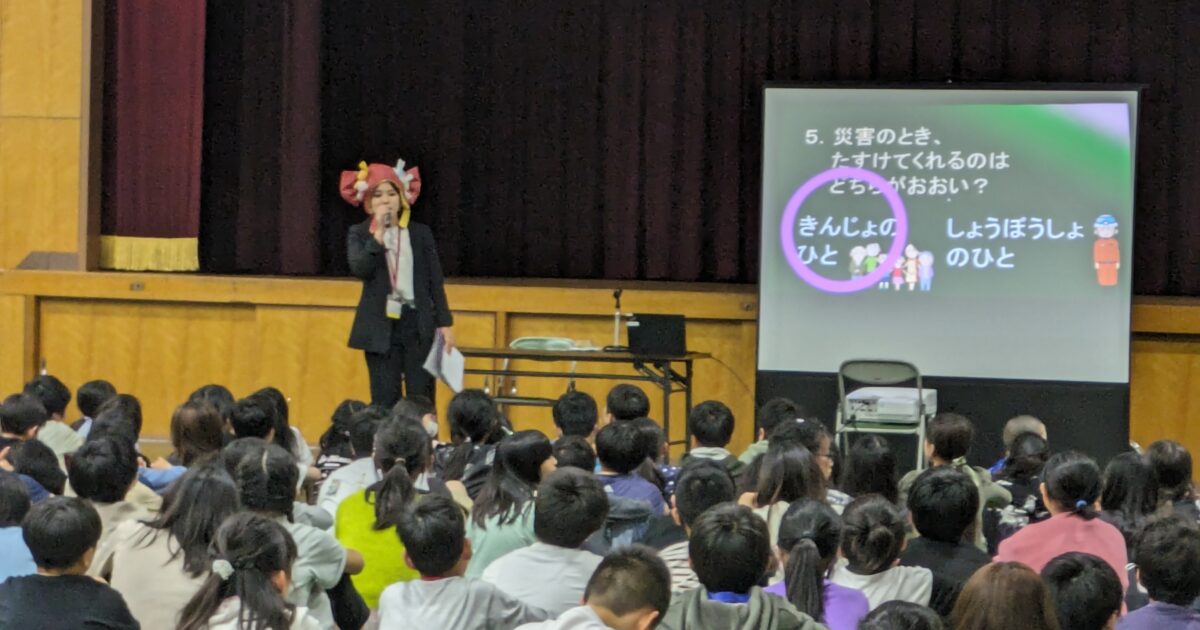如意小学校で防災とまちづくりについて話す森本