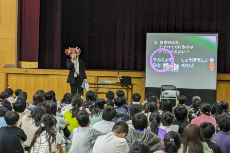 如意小学校で防災とまちづくりについて話す森本
